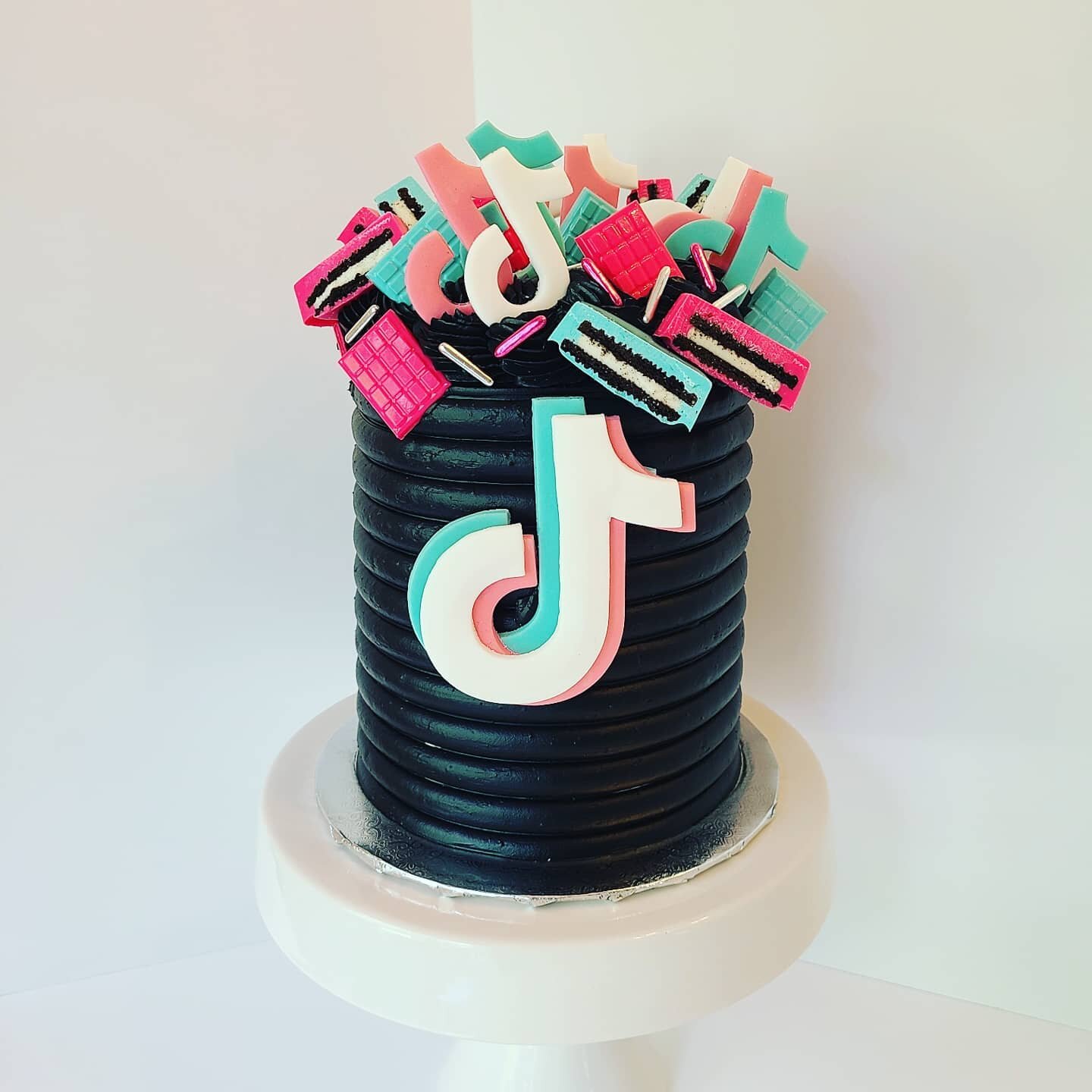 Confession: i have never even seen the tiktok platform. Thats right, if its not on the gram or the book i haven't seen it. #old
Despite my dinosaur-ness i had a lot of fun with this cake! @slicedbystephanie made me perfect tik tok logo cutters and i 