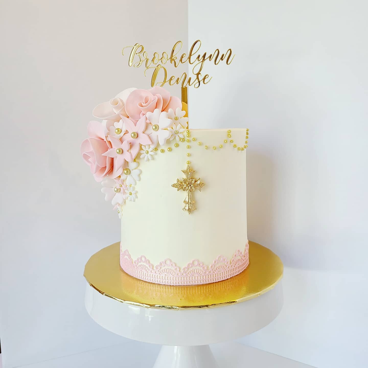 Pretty in pink for a sweet girl's special day💖
Topper from @papayaplum
Flower cutters from @nycake
💖
💖
#communioncake #cakelove #cakestyling #cakeart #gumpasteflowers #prettycake #prettyyummythings #smooth #ediblelace #nj #nyc #njcake #nycake #fir