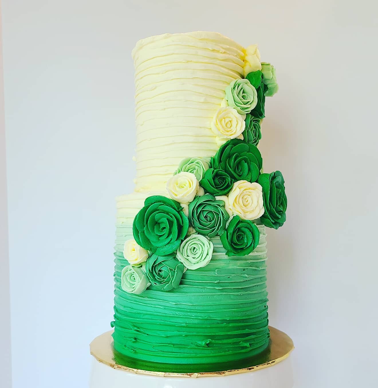 I have to admit, I was a little skeptical when the bride requested an ombre emerald green floral buttercream rose wedding cake. But its a striking change from wedding white and I absolutely love how it turned out! Chocolate cake with fresh raspberry 