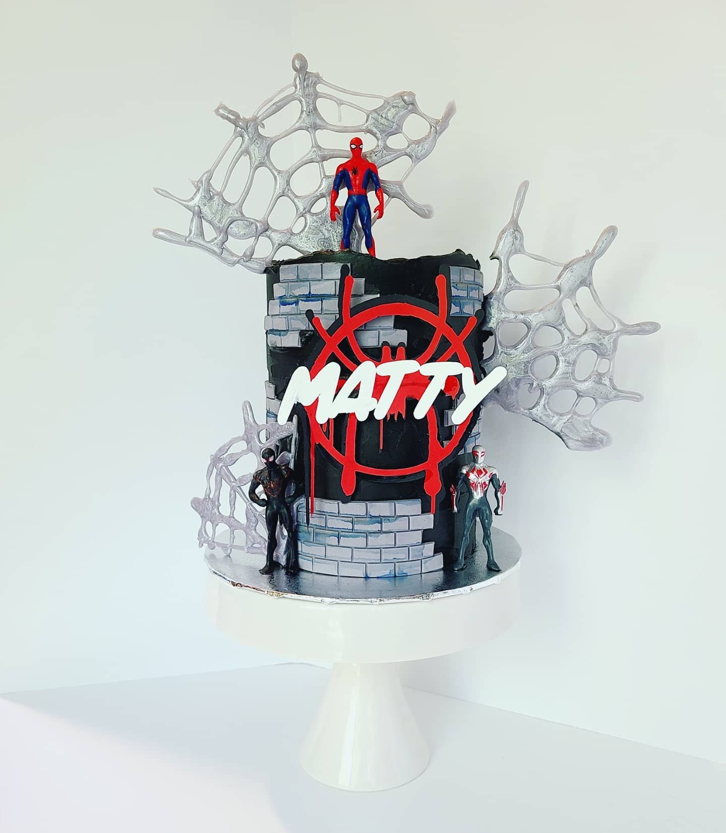 🕷🕸
Majorly inspired by cake titan @cakesbygene. I love how he incorporates isomalt into his designs and i felt inspired to try! Lots of possibilities for the future!🤔