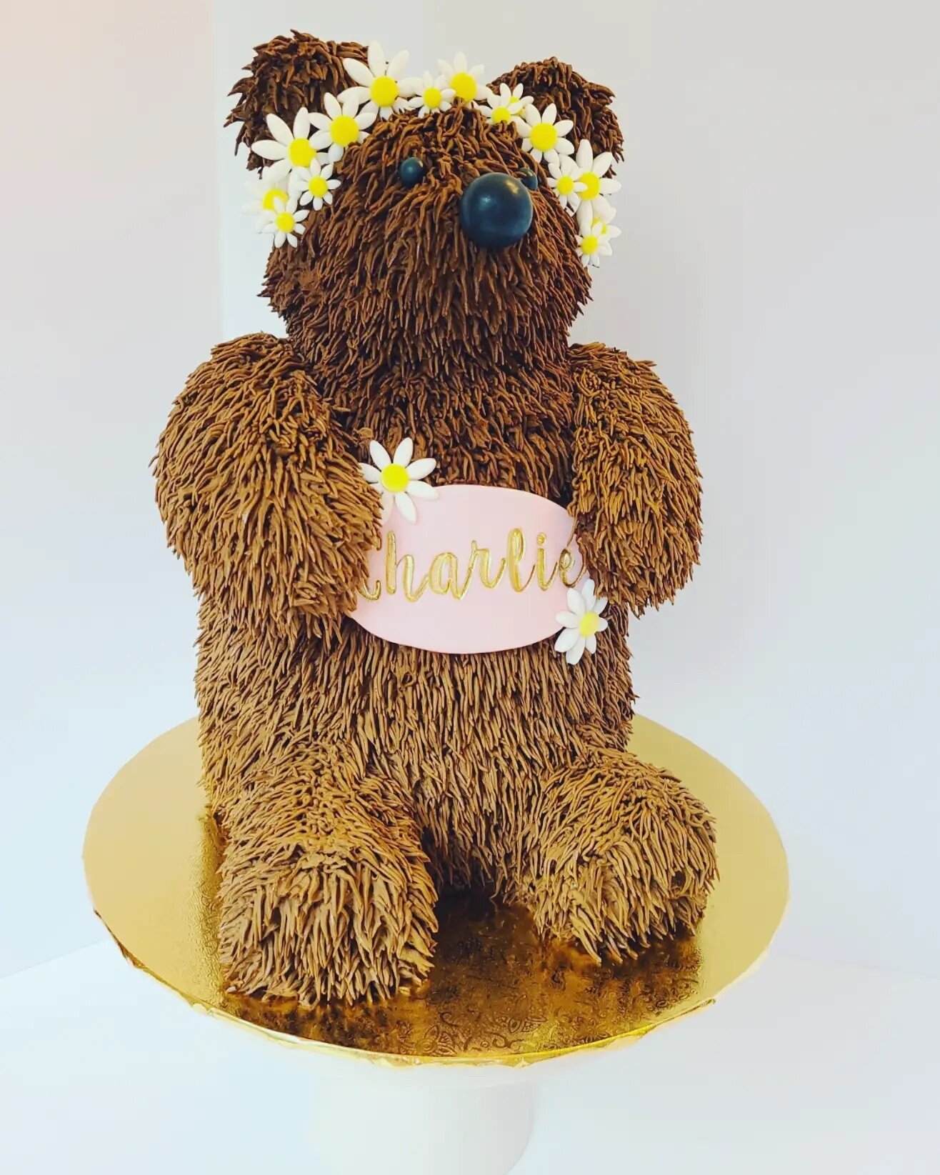 My BEARY SPECIAL goddaughter Charlie is ONE!!🥳🥳🥳
Perfect lettering from @customcuttersandembossers 
Daisy cutters and gold highlighter from @nycake