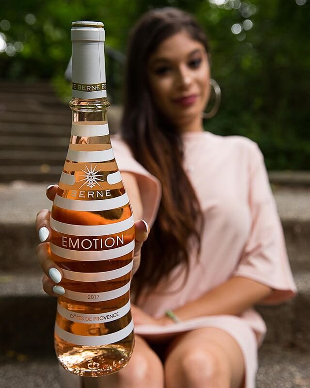 Check out one of our favorite foodie's choice of ros&eacute;! #Repost 📸 @shessofargone 
#Emotionrose #Provenceros&eacute; #Chateaudeberne #Provencerose #Provencewine #EmotionRos&eacute; #NewRos&eacute; #ProvenceRos&eacute; #EmotionDaily #EmotionalDa