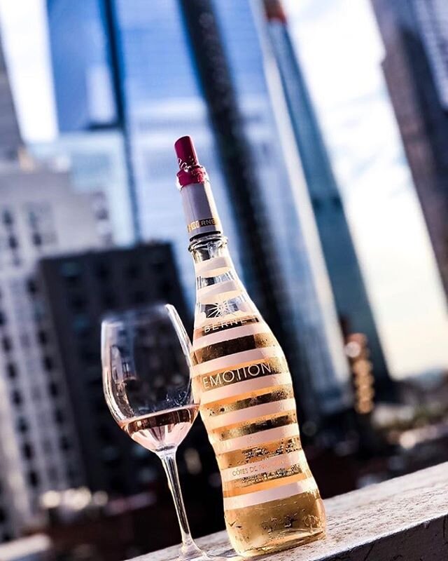 When it gets hot in the city, go for this summer's coolest new ros&eacute; from Provence! ☀️🗽🥂
📸: @syrah_queen
Pick up a bottle&ndash;or two&ndash;of refreshing Emotion ros&eacute; from you local wine store ➡️ Tap link in bio! 🥂
.
.
.
#ComingToAm