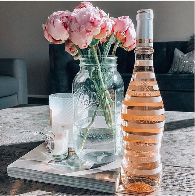 Let's throw a &quot;half way to the weekend&quot; party! 🥂
📸: @stylemeblonde

Tap link in bio for wine availability near you! 🥂
.
.
.
#ChateaudeBerne #EmotionRos&eacute; #NewRos&eacute; #ProvenceRos&eacute; #EmotionDaily #EmotionalDay #EmotionalFi