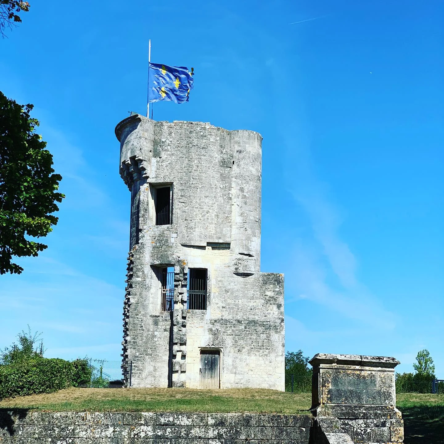 Taillebourg in France, charm and history