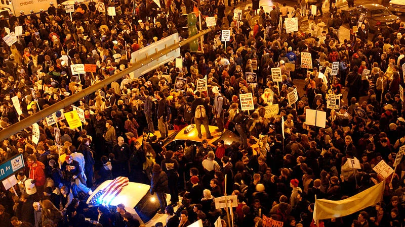 Protesters at the corner of Michigan Avenue and Oak Street on March 20, 2003. Chicago Tribune photo by Charles Cherney