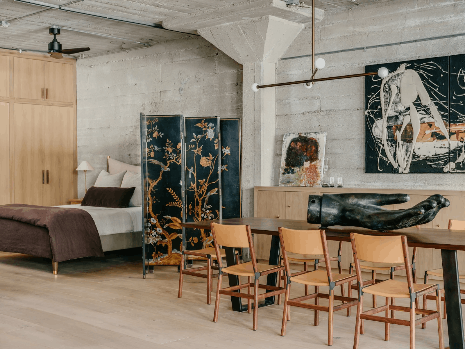Oakland loft where bedroom and dining coexist in an open layout