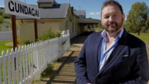 Episode 1 William Crawley explores the legacy of Ulster-Scots men and women who emigrated 'down under.'Beginning in Sydney, he discovers how one of the founding fathers of Australian democracy was the son of a suspected highwayman from Portadown, and meets the descendant of one of a thousand girls sent to Australia from Ulster workhouses during the Famine.