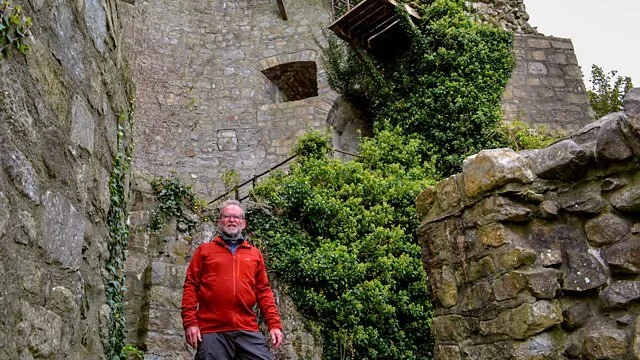 EPISODE 1Is i bhFear Manach atá Cormac do chéad eagrán na sraithe, áit a dtugann sé cuairt ar thithe tréigthe shaighdiúirí WWI. Fiosraíonn sé seanPhríosún Ard Mhacha agus téann sé go caisleán ársa dearmadta ar oileán i gCo. an Chabháin. Déanann Ciarán Mackel, ailtire, athchóiriú Ebrington Barracks i gcathair Dhoire a mheas.Cormac surveys forgotten homes of World War One veterans in Fermanagh, explores the now-empty Armagh Gaol, and visits an ancient island castle in Cavan. And architect Ciarán Mackel looks at the transformation of the former Ebrington Barracks in Derry City.