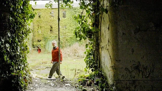 EPISODE 2Go sráidbhaile bánaithe i gCo. Dhún na nGall, agus go folcadáin phoiblí atá ag titim as a chéile i mBéal Feirste a théann Cormac sa chlár seo lena scéalta a nochtadh. Tá Ciarán ag díriú ar scoil ar Bhóthar na bhFál a mbeidh saol úr aici.Cormac finds out about the abandoned village of Glentornan in County Donegal. In Belfast, he hears about the heyday of the now-dilapidated Templemore Baths. And Ciarán Mackel visits a school regeneration in west Belfast.