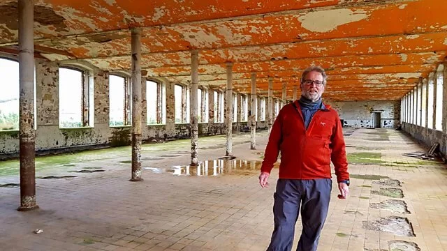 EPISODE 3Tugann Cormac cuairt ar staisiún traenach thréigthe sna Glinntí, ballóga seanmhuilinn, agus teach solais bánaithe amach ó chósta Latharna. Fiosraíonn Ciarán Mackel todhchaí Riddel’s Warehouse clúiteach i mBéal Feirste.Cormac visits an abandoned railway station in the Glens, a derelict mill in County Down and a deserted lighthouse off the Larne coast, while Ciarán Mackel examines the future of the storied Riddel’s Warehouse in Belfast.