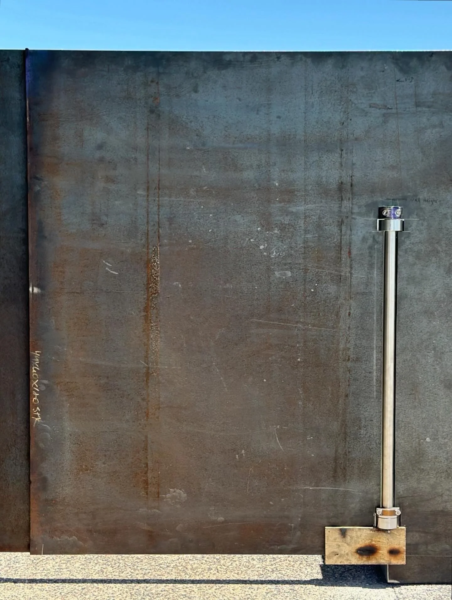 Shape designed self-closing pivot gate