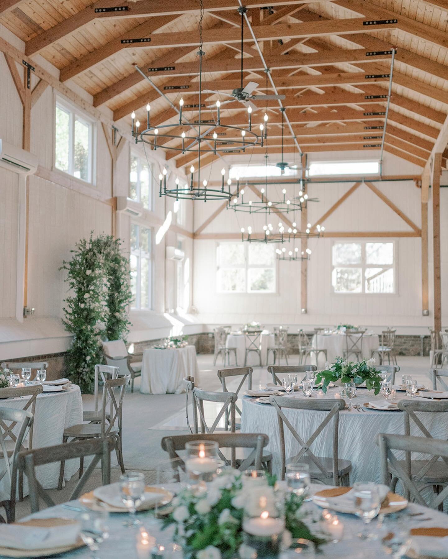 That incredible evening light hits just right. 
📸: @addieeshelmanphoto 
📍: @thetannerybarn 
🌹: @victoriaclausenflorals 
#HooplaCatering