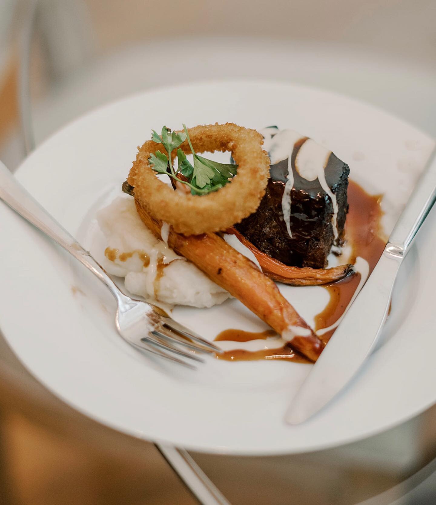 We love when the wedding photographer stops mid-dinner to snap a pic of her vendor meal.
📸: @addieeshelmanphoto 
#HooplaCatering