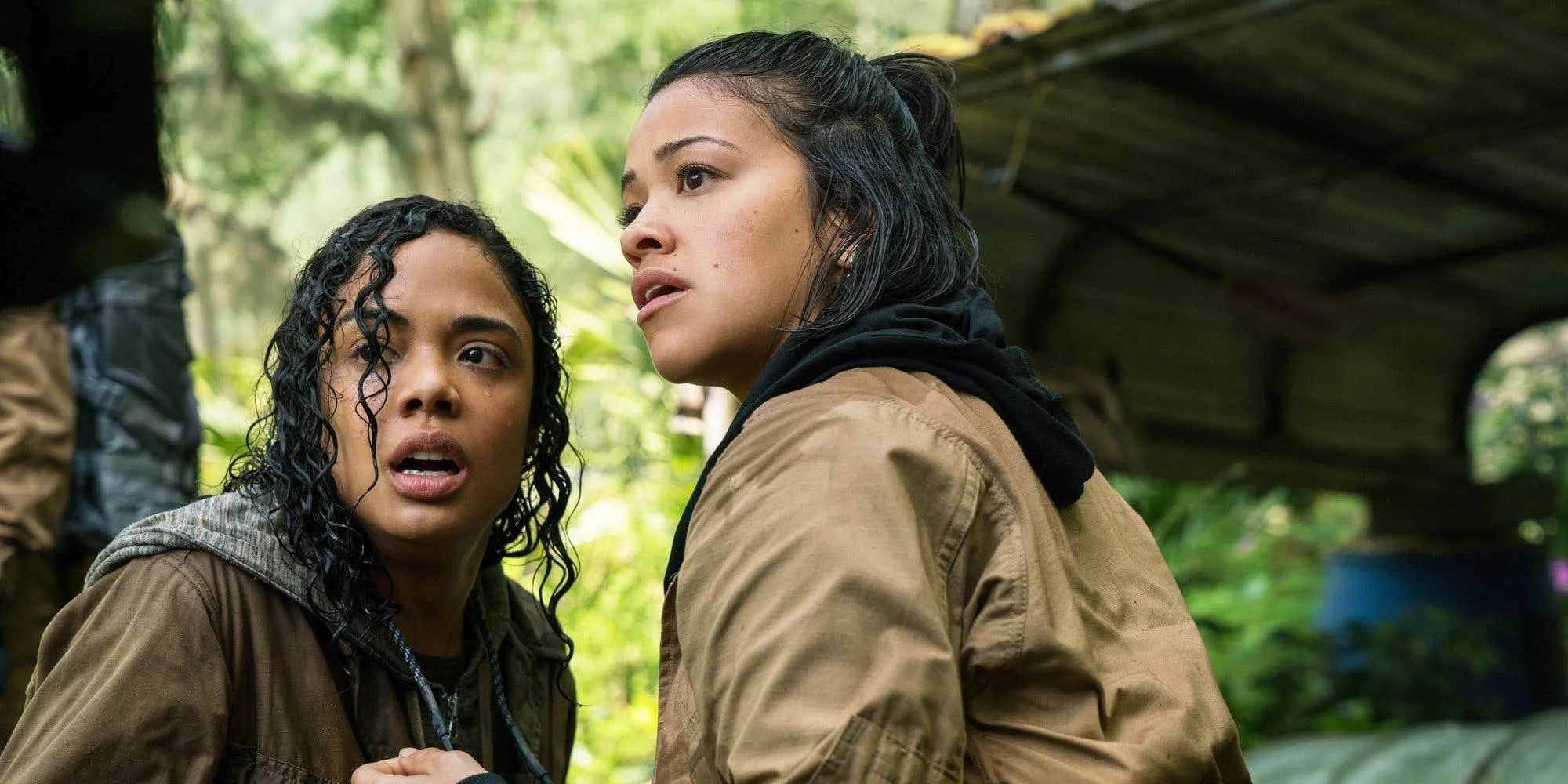 Tess-Thompson-and-Gina-Rodriguez-in-Annihilation.jpg
