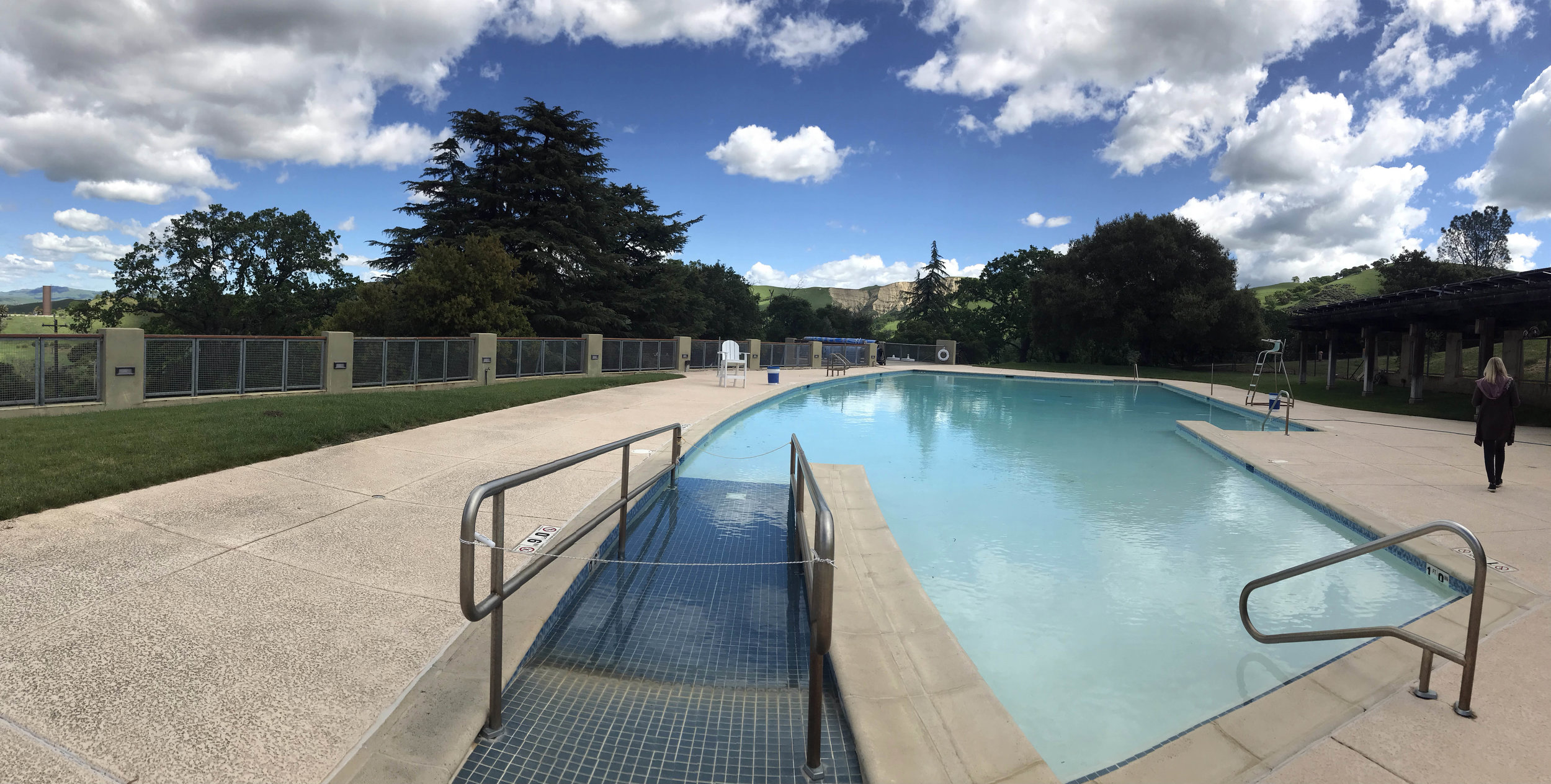 Fully accessible pool