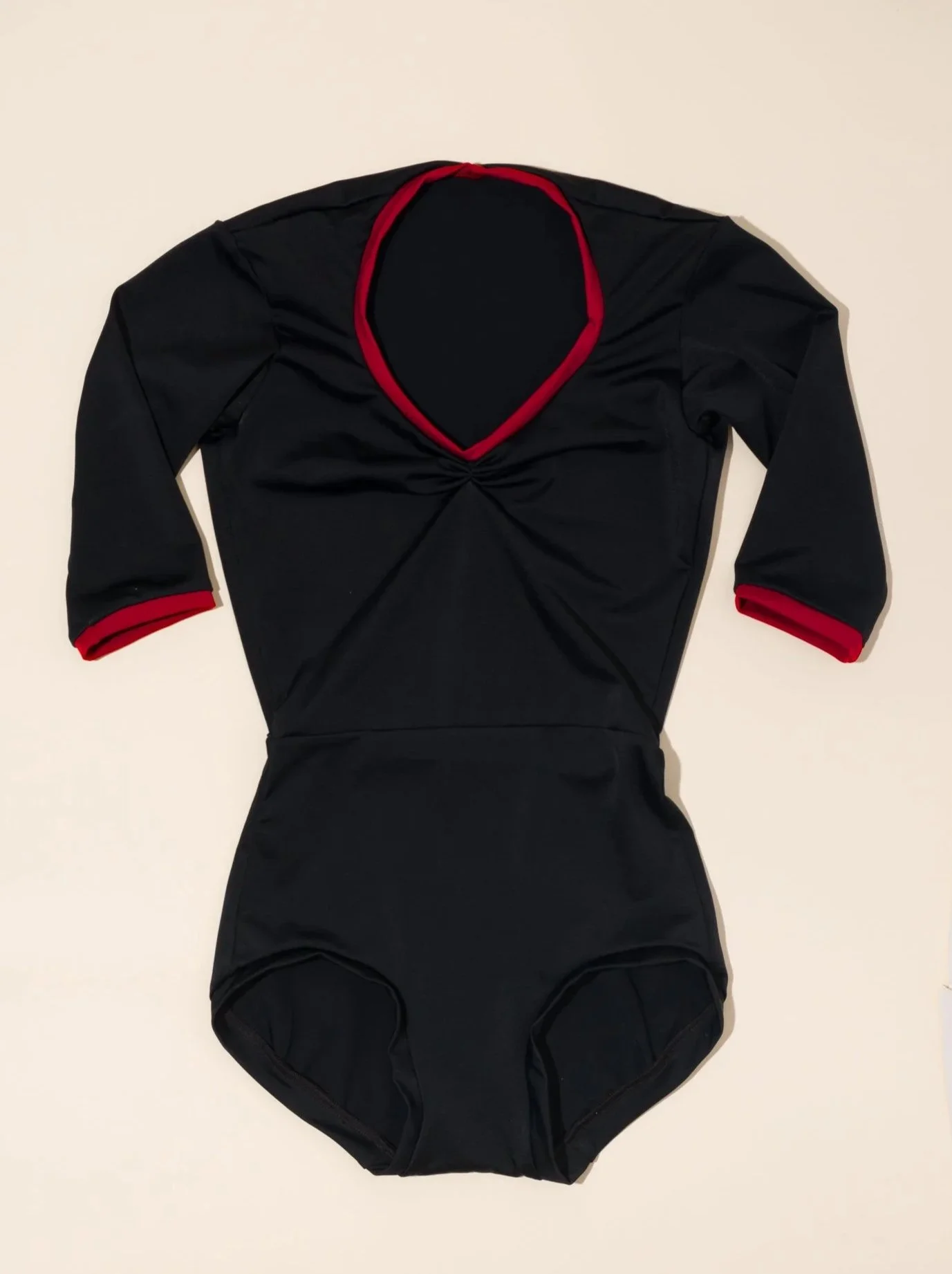 Basic Bell w/ sleeves w/ contrast trim in black/brick