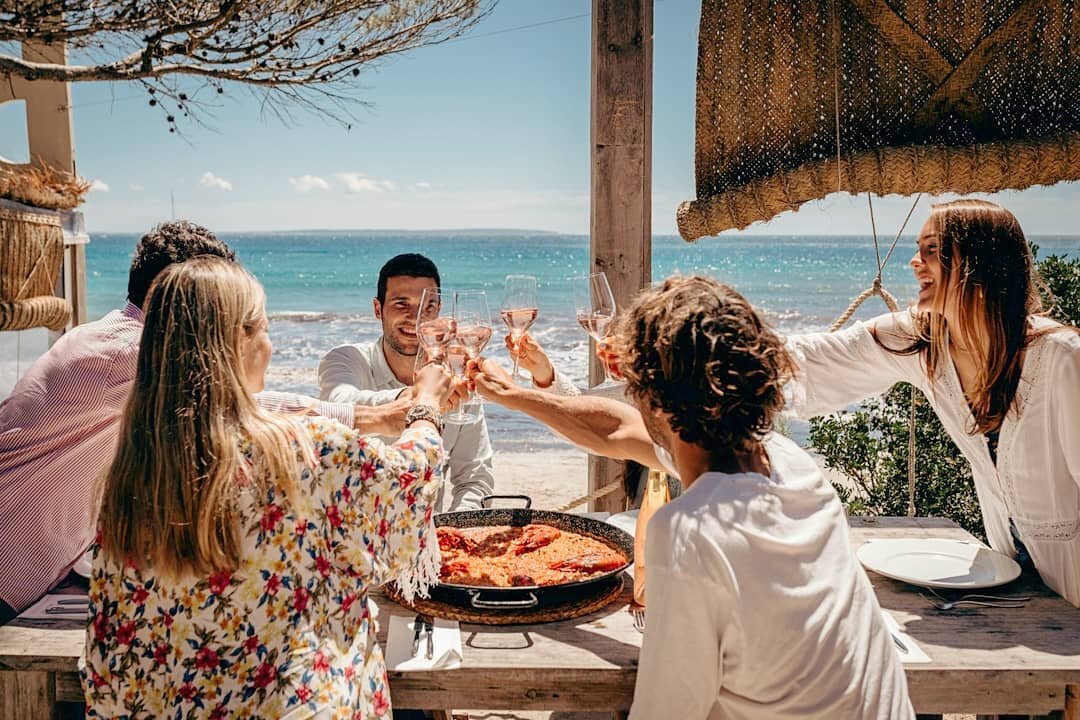 Reencuentros de verano en #BesoBeachIbiza 🥂
&bull;
#nohayveranosinbeso