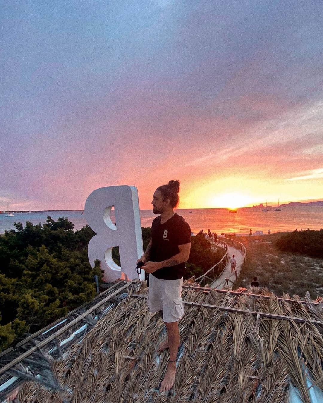 Atardecer en Illetes 🌅
Te apuntas?
&bull;
#nohayveranosinbeso
