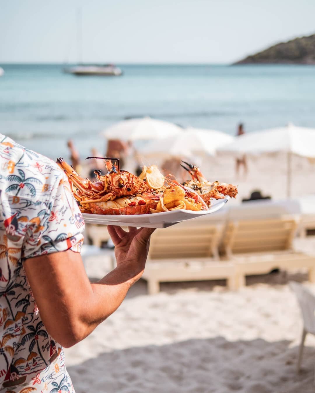 Empezando el fin de semana de la mejor manera posible 🌅🦞
&bull;
#nohayveranosinbeso #seafoodlovers
