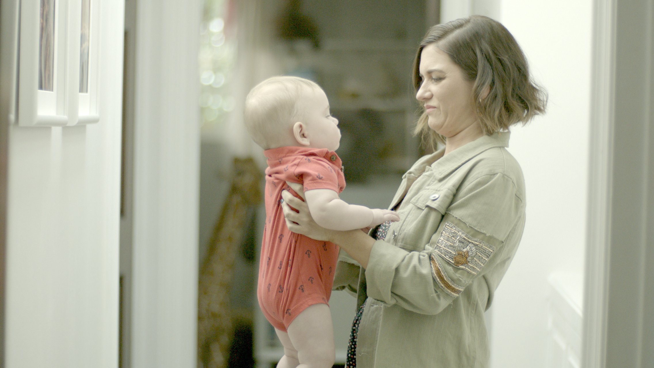 04c MOM HANDS BABY.png