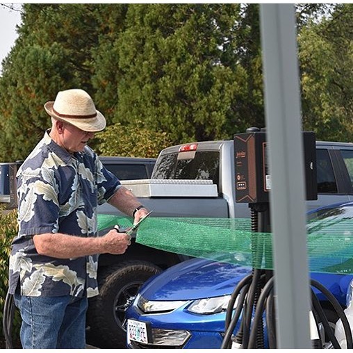 From @emeraldpud:
🎈🎉🚙🔌
Announcing six new PUBLIC electric vehicle charging stations! Installed at EPUD&rsquo;s office, these chargers were funded in an unusual and exciting way! 
EPUD is the first utility to sell carbon credits under Oregon&rsquo