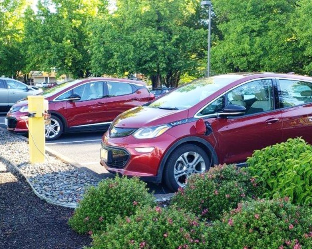 We spotted these Bolt Twins chatting about the weather in our parking lot. 
#GoElectricOR #electricvehicles #chevybolt #electriccar #chargeupandgo #evcharger #zeroemissions