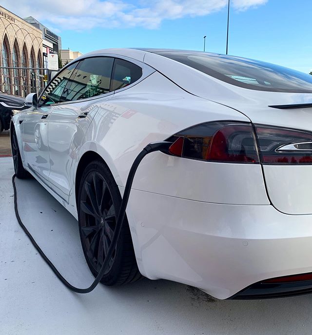 Another shiny electric vehicle sunbathing under blue skies. 
#electricvehicle #ev #electriccar #tesla #plugin #chargeupandgo #goelectricor #zeroemissions