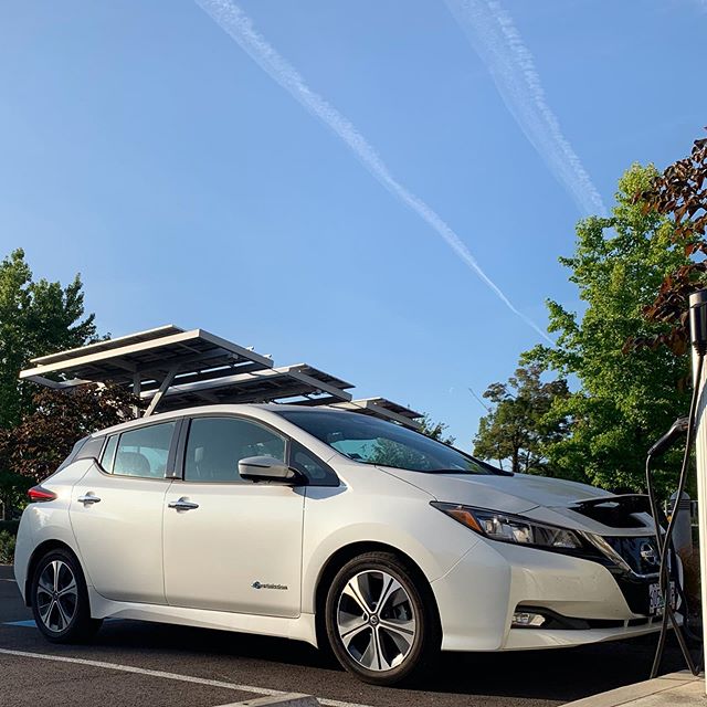 A Nissan LEAF charges up in that early morning light. 😍
#GoElectricOR #LEAF #ZEV #electricvehicle #zeroemissions #chargeupandgo #plugin #oregonenergy