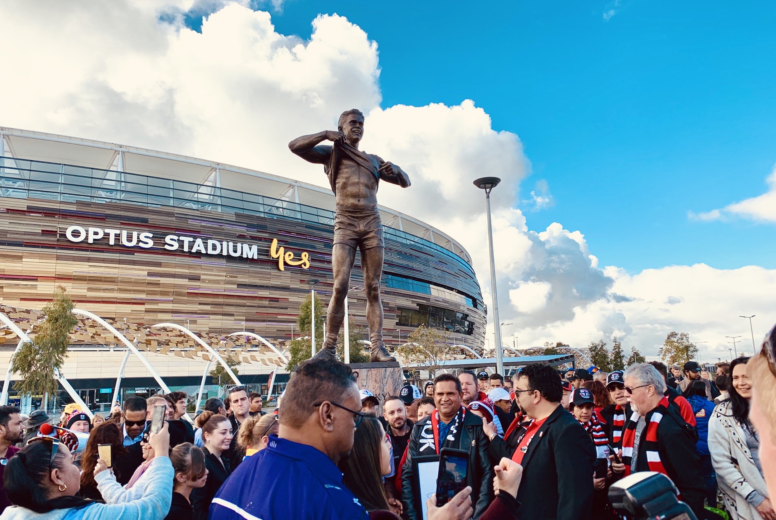 NickyWinmarstatue04_Nickywithfans.jpg