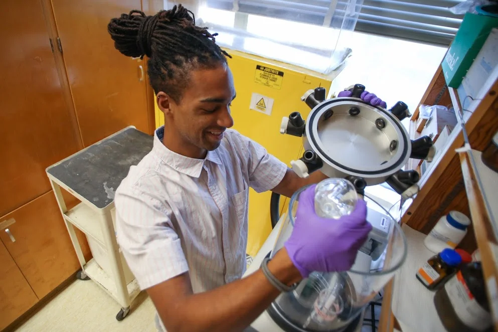Patterson in the lab at UC Davis (Photo credit: Megan O’Connell @scilives )