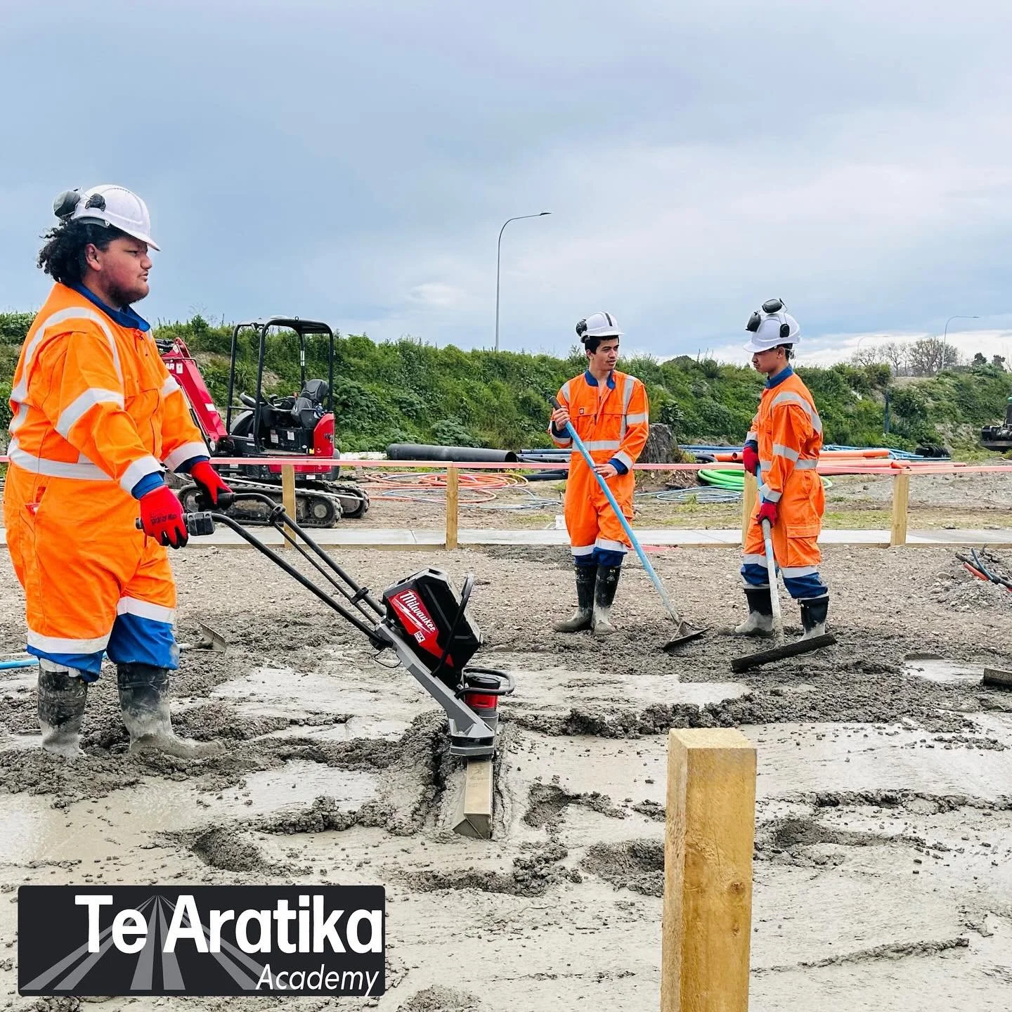 He rau ringa, e oti ai 
With many hands the job will be finished
Massive day pouring concrete with our developing men of valour. 
Learning skills to add to their kete to be Life ready, career ready!
Pīki mihi to the @TeAratikaInfrastructure whānau f
