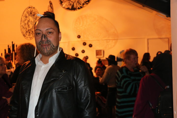 Patrick Salmon makes Heru (ornamental combs) with Hue (gourds). Photo: RNZ/Justine Murray