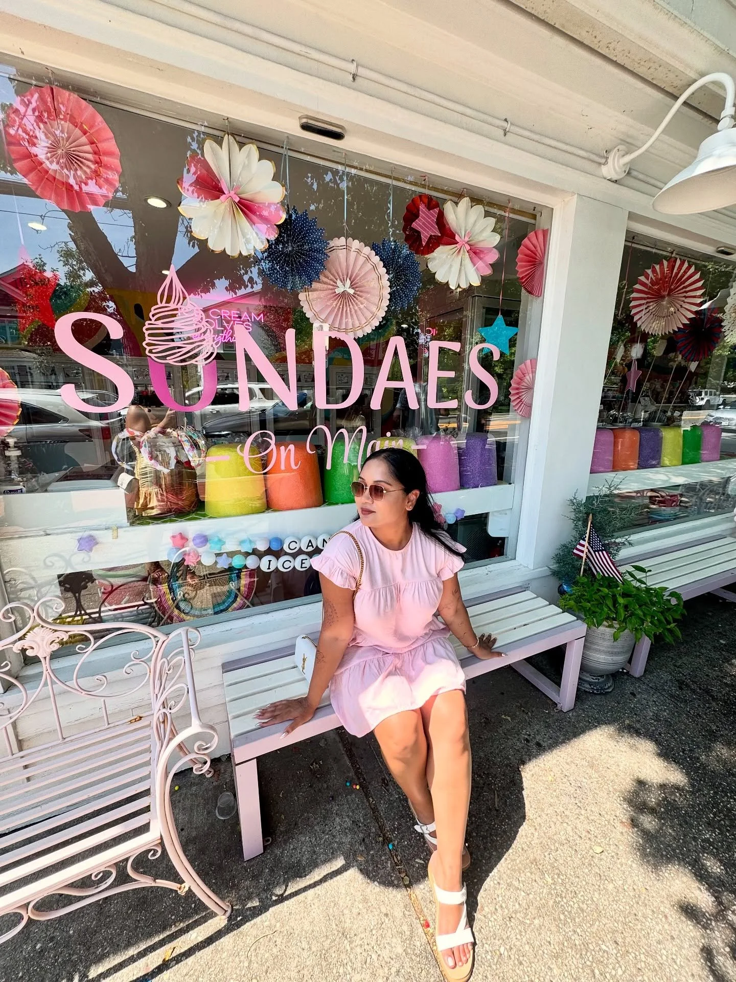 Sundays in Bridgehampton &mdash; just stumbled upon the cutest ice cream shop and the most charming flea market. 

If you&rsquo;re in town, you have to check out @sundaes_on_main! This retro ice cream spot is the absolute perfect vibe for a Sunday Fu