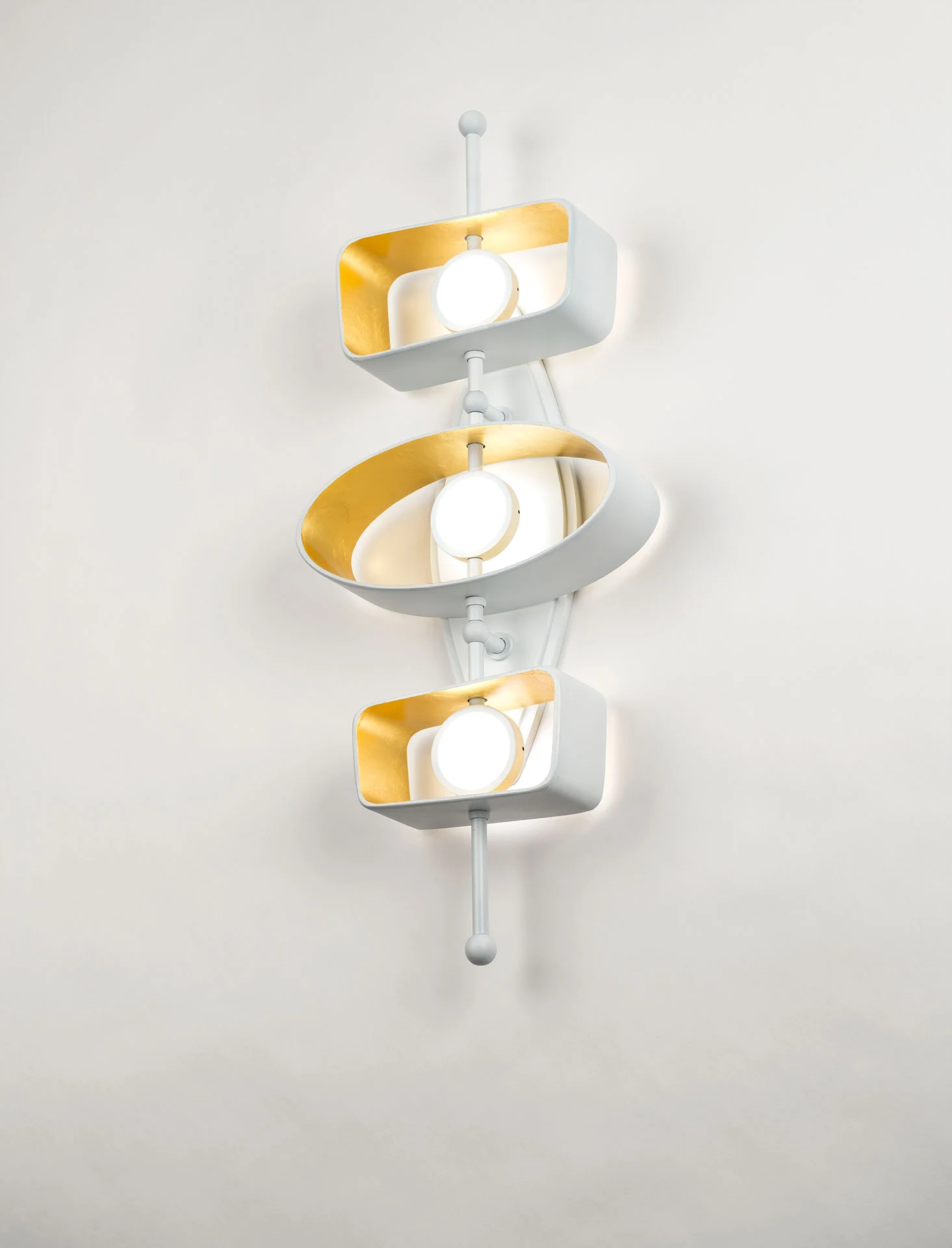 TotemTripleSconce_DVZ5431-whtgld-w.jpg