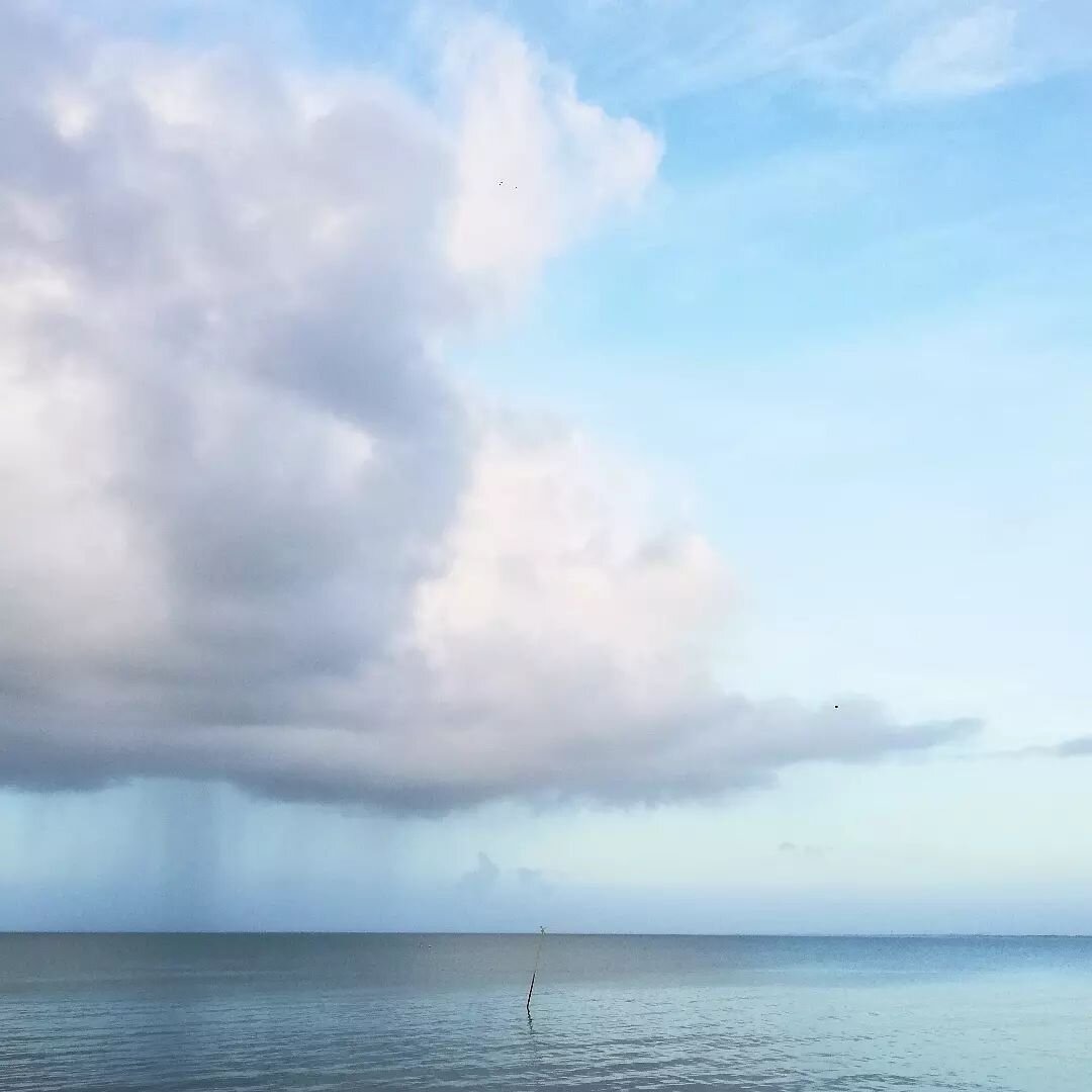 Po&eacute;sie 🥰🌧️
Sortie d'&eacute;cole &agrave; La Flotte 🙏

#vitaminsea #seascape #ileder&eacute; #iledere #cloud #cloudie #rainydays #lucky #grateful #bestview #cottonsky