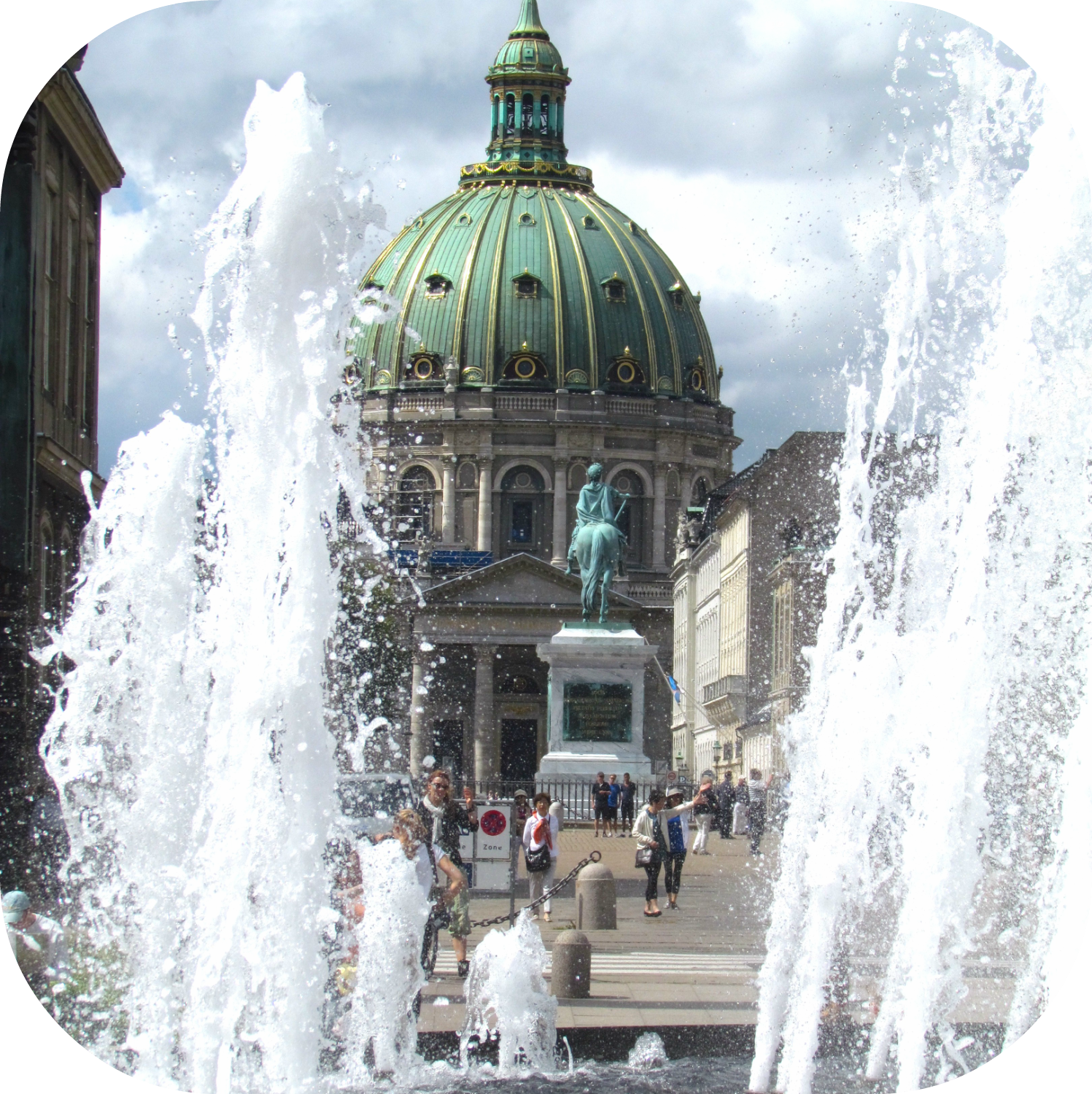 rounded_corners copenhagen fountain.png