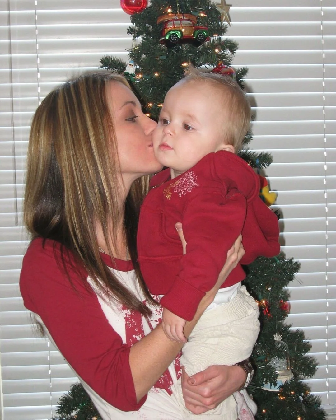 Moms often feel like they have to do it all: take care of their families, manage carpools, prepare for the holidays, and keep everything together. Asking for help can feel vulnerable, and for single moms, it can feel even harder and lonelier.

For Ka