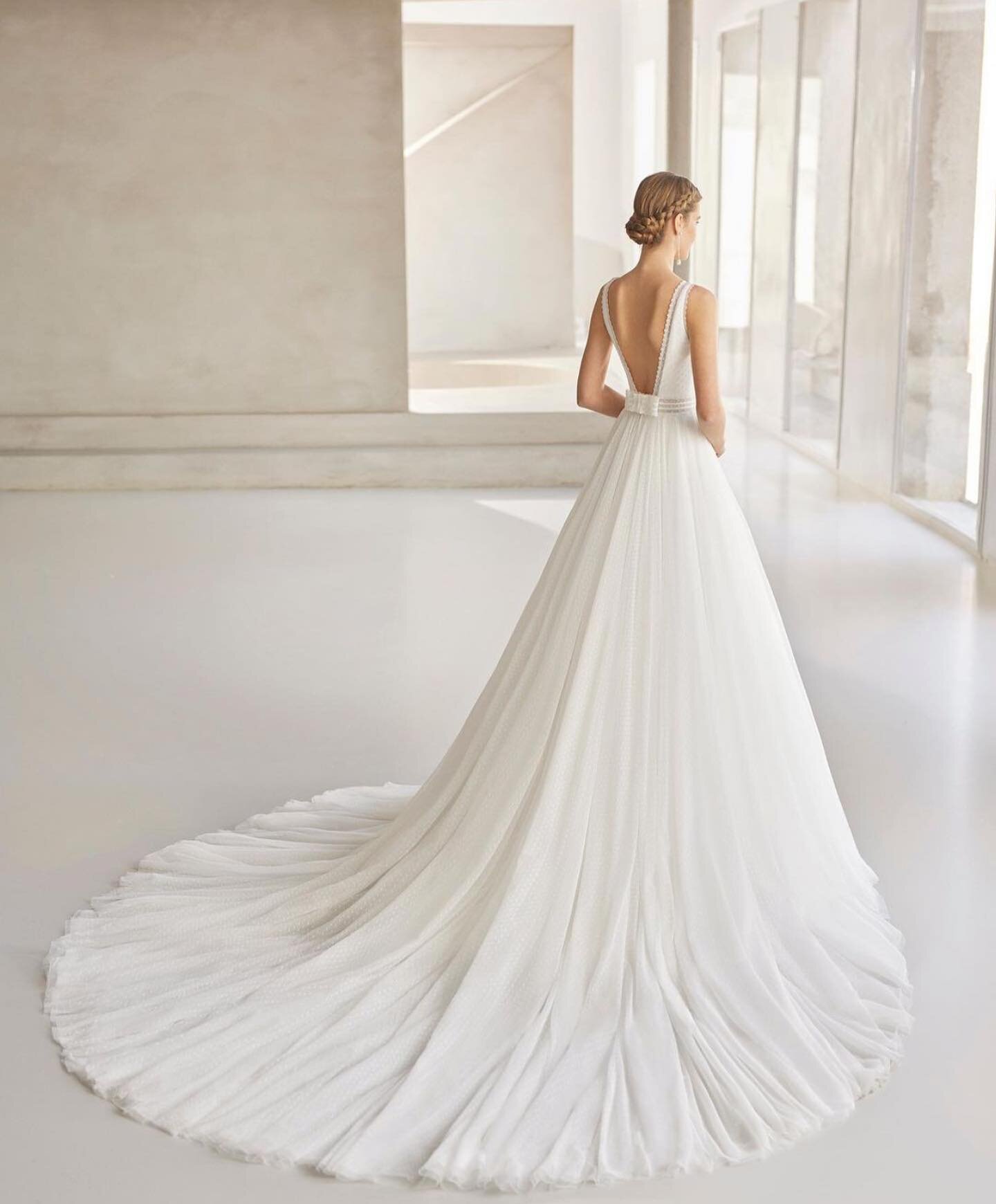 minimalist, stylish and romantic,
All in one gown.