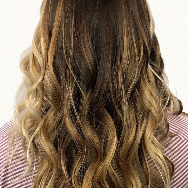 Sun kissed ☀️😘 Balayage by @alexandra_doeshair .
.
I love when a client wants the best of both worlds. Wants to stay &ldquo;natural&rdquo; but wants a change. This is why balayage is my favorite ! .
.
#topknot #topknotbuffalo #topknotsalon #modernsa