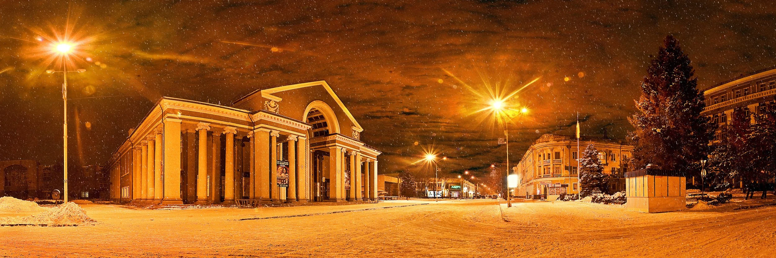 Ночью_у_Театра.jpg