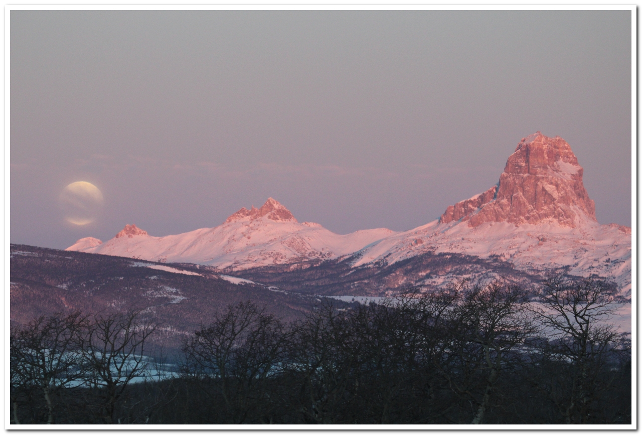 Moonset over Chief, Ninaki, and Papoose