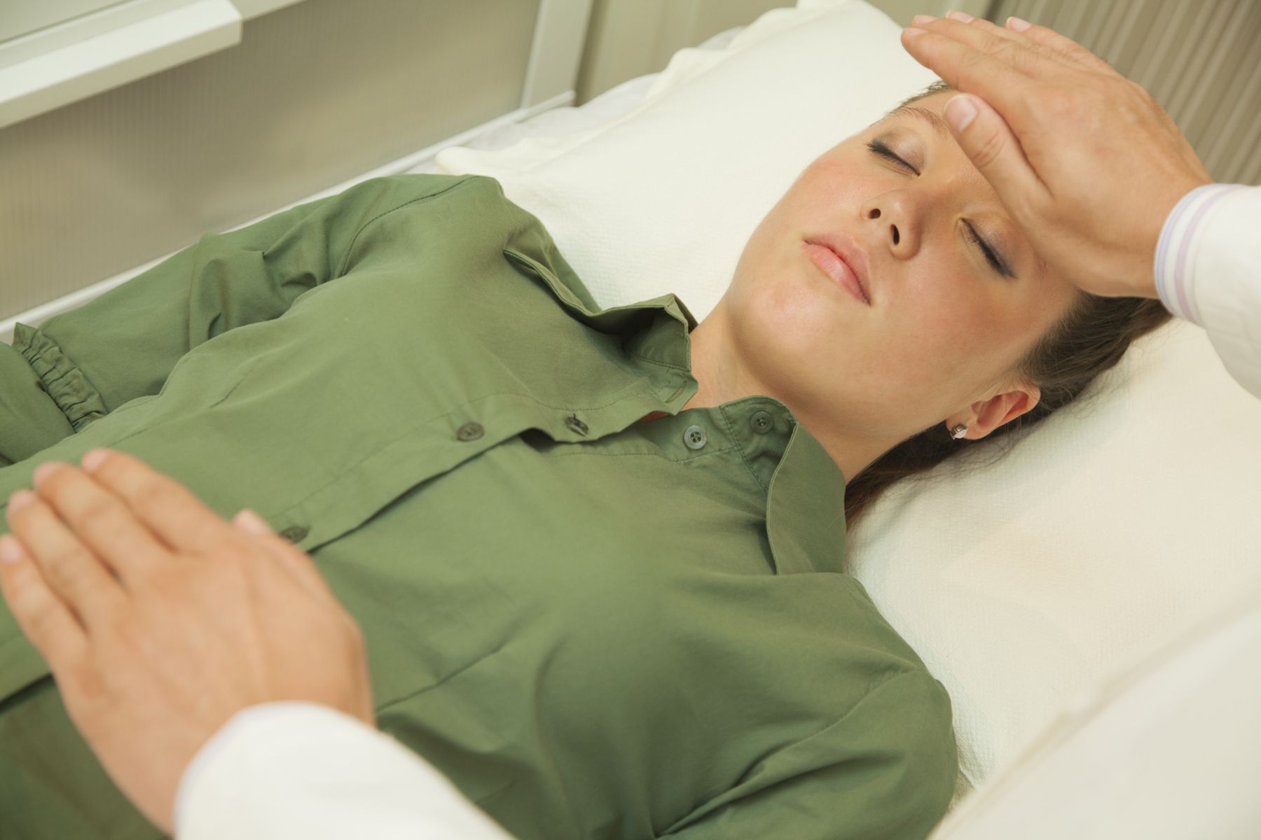 gi-reiki-hovering-hands-56a46b6f5f9b58b7d0d6ebd7.jpg