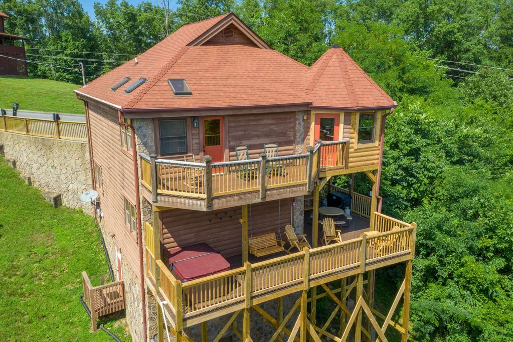 Back of the cabin drone picture of Papa Bear’s Getaway