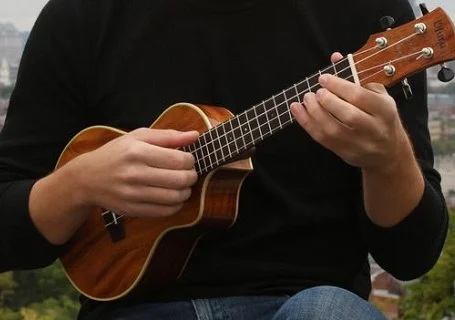 ManholdinguKulele.jpg