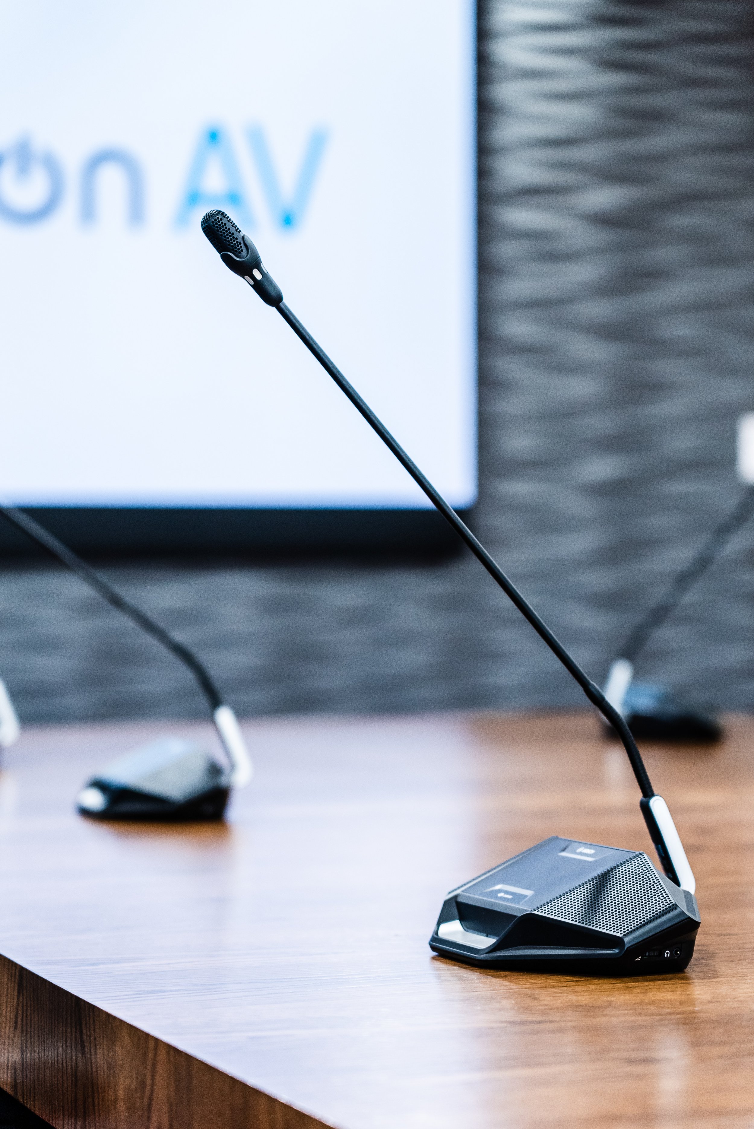  Bosch Dicentis gooseneck conferencing microphone on a boardroom table. 