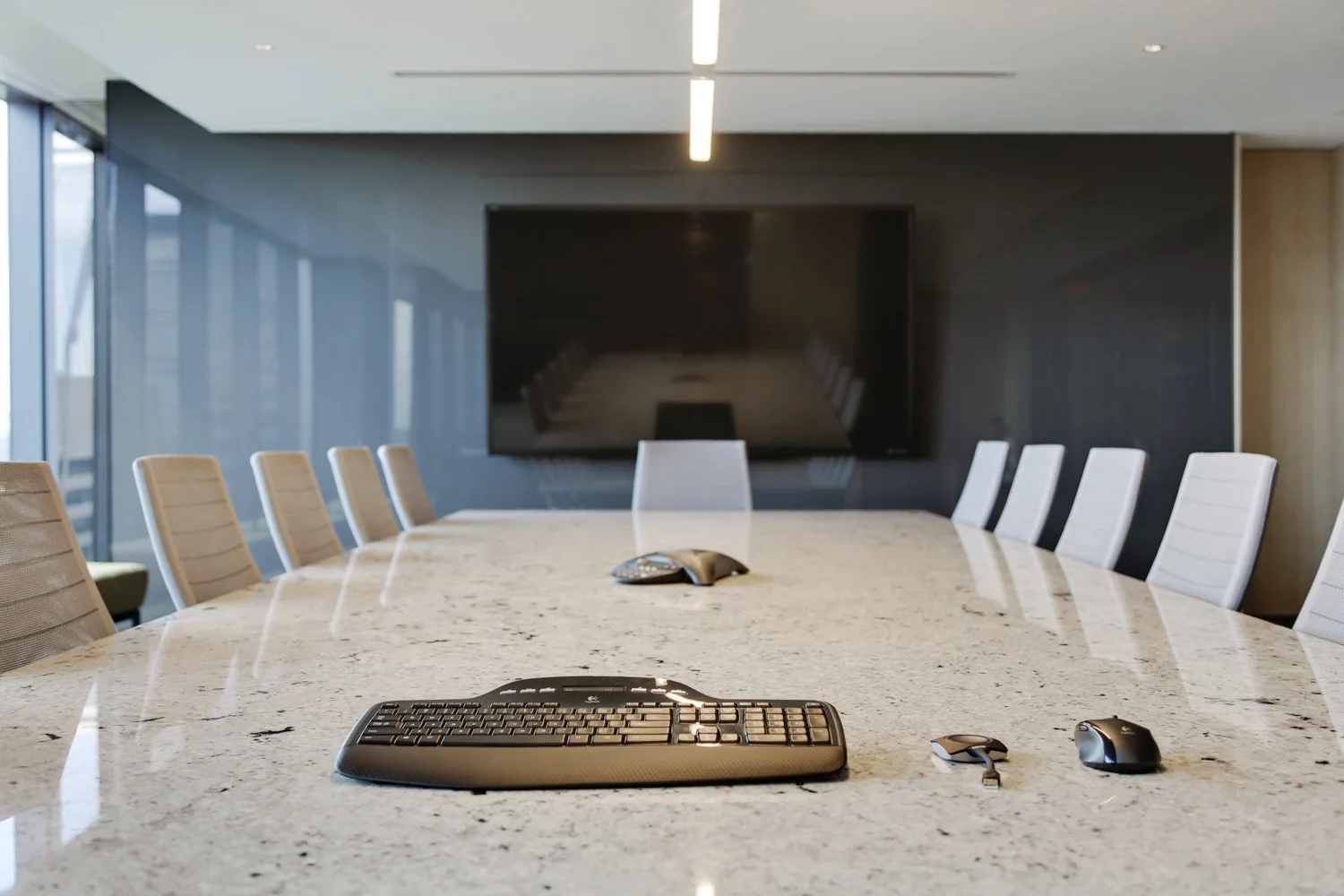 How to Choose the Right AV Equipment for Your Hybrid Meeting Rooms