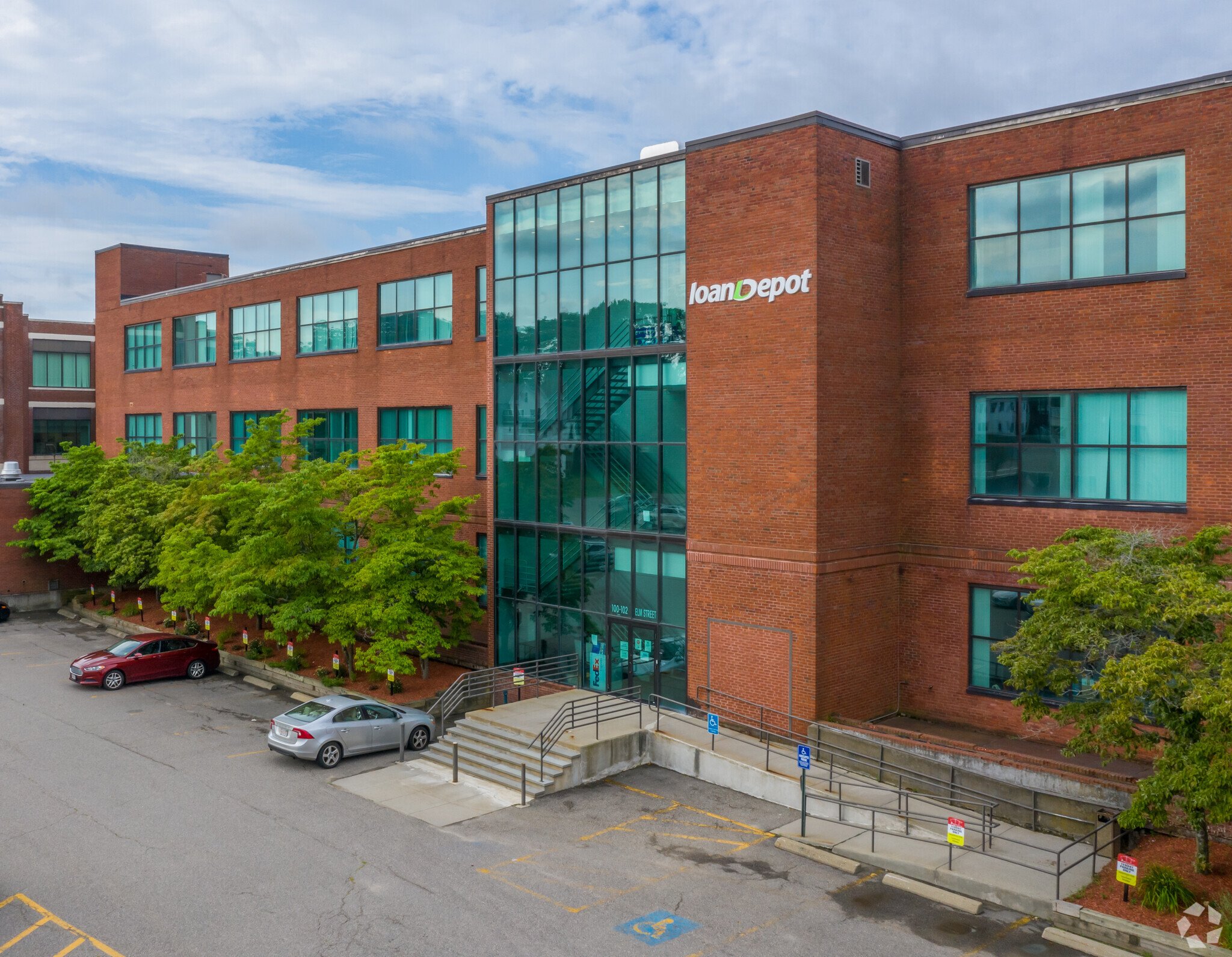 55-West-St-Walpole-MA-Massive-Windows-Flooding-the-Floors-with-Light-6-LargeHighDefinition.jpg