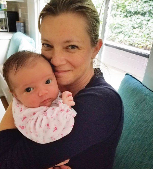 amy-smart-reveals-baby-flora-ftr.jpg