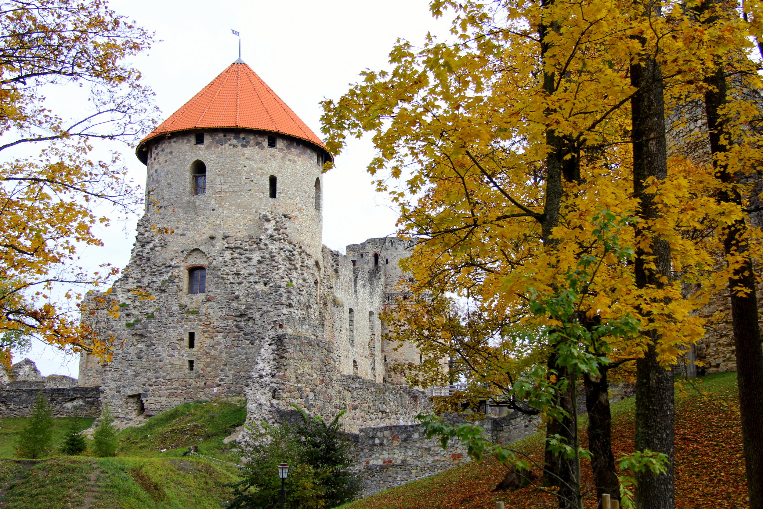 Cēsu_pils_rudenī._Cesu_castle_in_autumn_-_panoramio.jpg